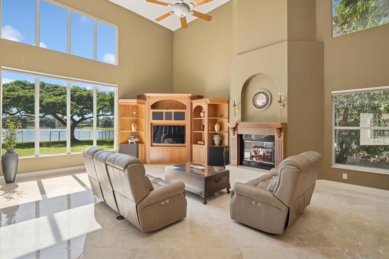 Image 8 of 43 For 10372 Lake Vista Cir