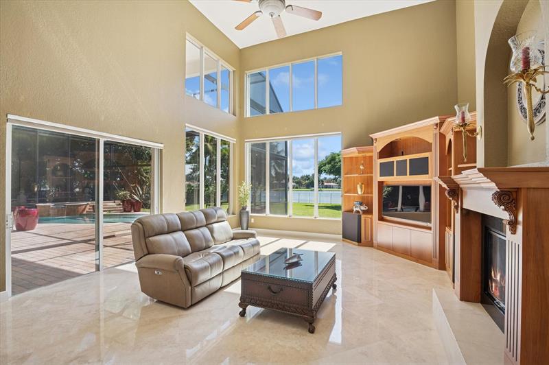 Image 9 of 43 For 10372 Lake Vista Cir