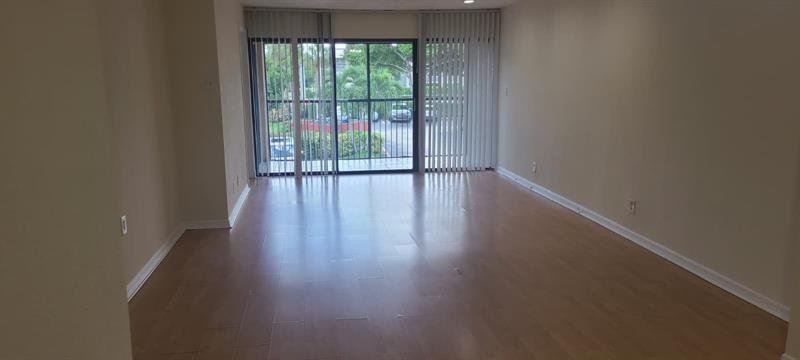 Image 11 of 23 For 2985 Riverside Dr  206