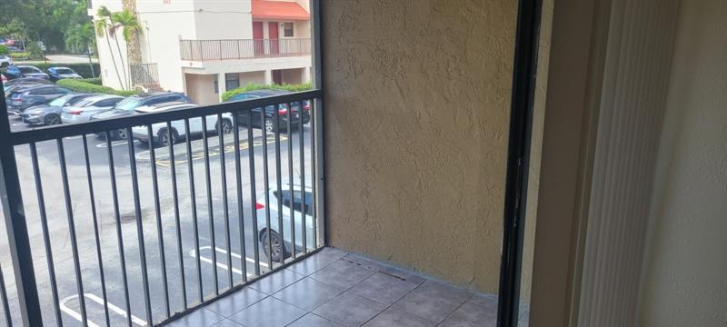 Image 4 of 23 For 2985 Riverside Dr  206