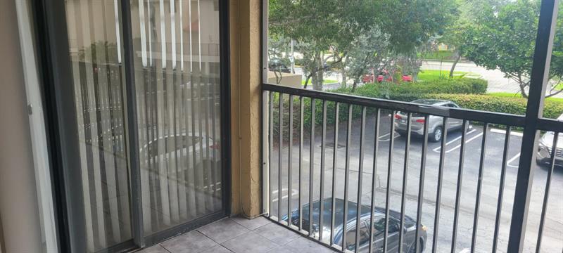 Image 5 of 23 For 2985 Riverside Dr  206