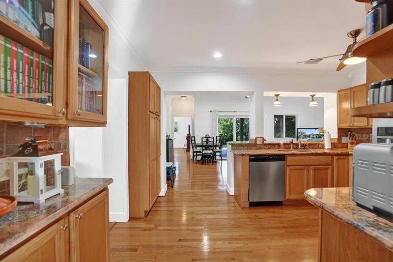 Image 11 of 66 For 408 9th Ave  