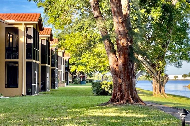 Image 6 of 26 For 15525 Miami Lakeway N  207