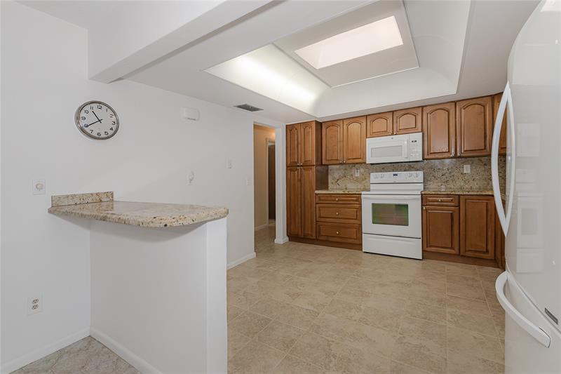 Image 11 of 44 For 1940 107 Ave