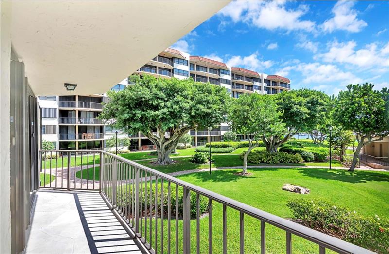 Image 10 of 36 For 859 Jeffery St  214