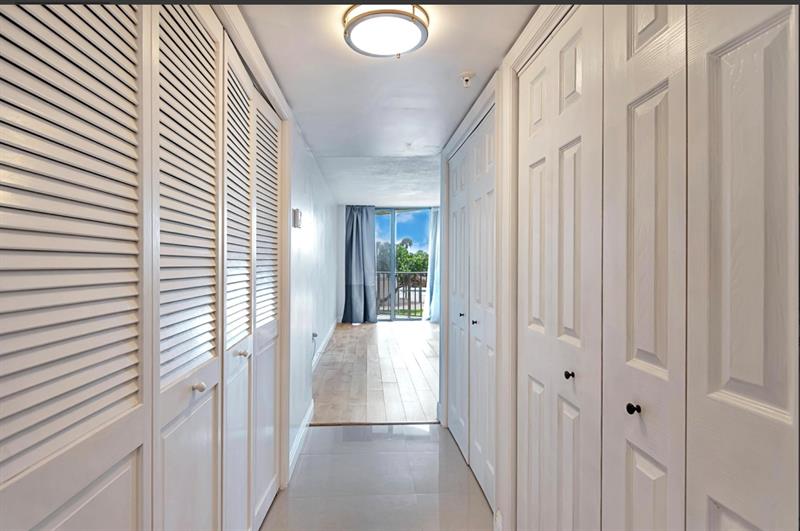 Image 13 of 36 For 859 Jeffery St  214