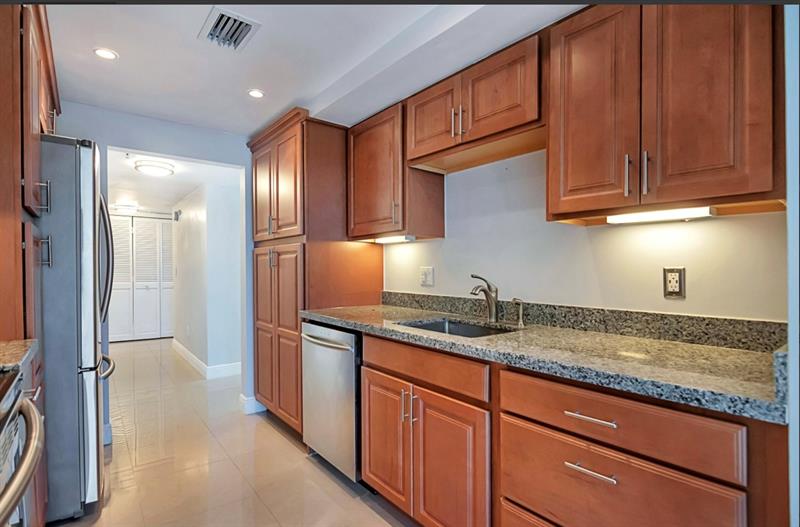 Image 15 of 36 For 859 Jeffery St  214