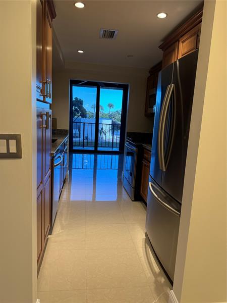 Image 21 of 36 For 859 Jeffery St  214