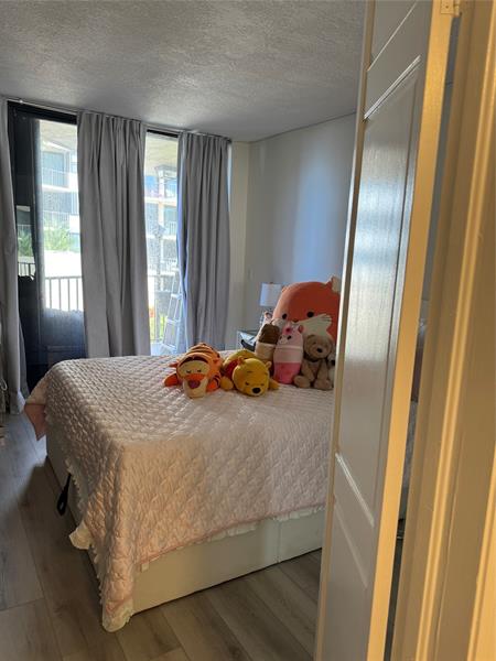 Image 26 of 36 For 859 Jeffery St  214