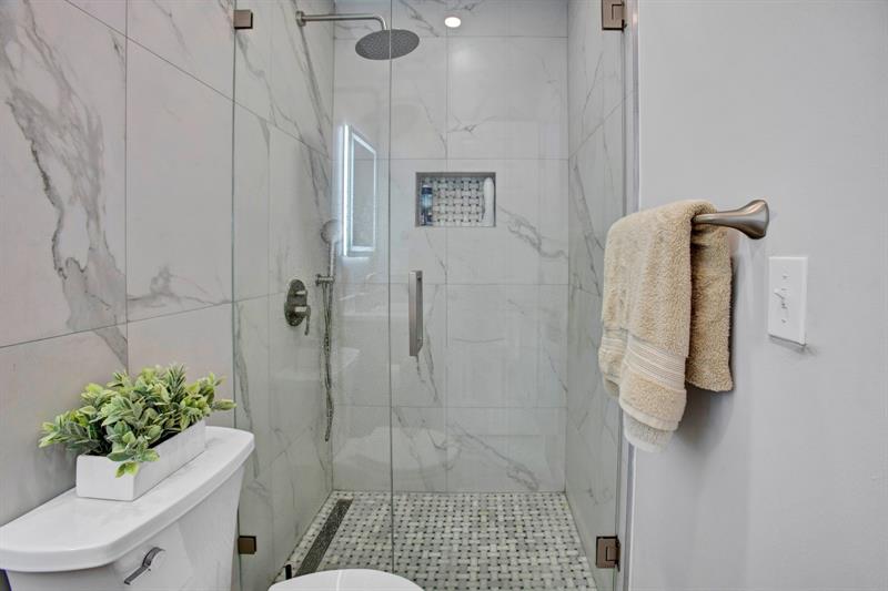 Image 19 of 36 For 2632 Madison St