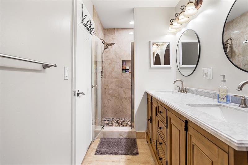 Image 12 of 17 For 10172 Royal Palm Blvd  707-7