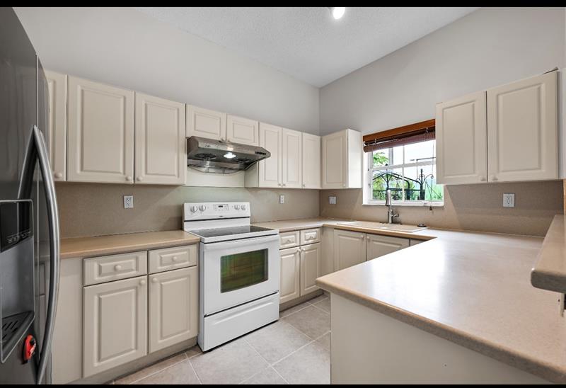 Image 21 of 32 For 13761 Garden Cove Cir