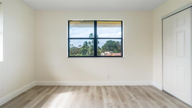 Image 21 of 29 For 11477 39th Ct  301-1