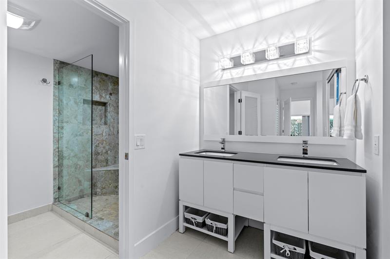 Image 22 of 48 For 8020 Eastlake Dr  11a