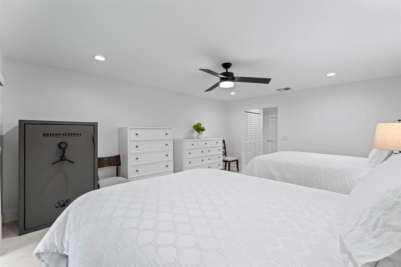 Image 25 of 48 For 8020 Eastlake Dr  11a