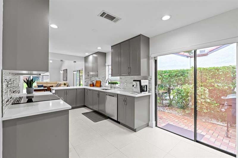 Image 42 of 48 For 8020 Eastlake Dr  11a