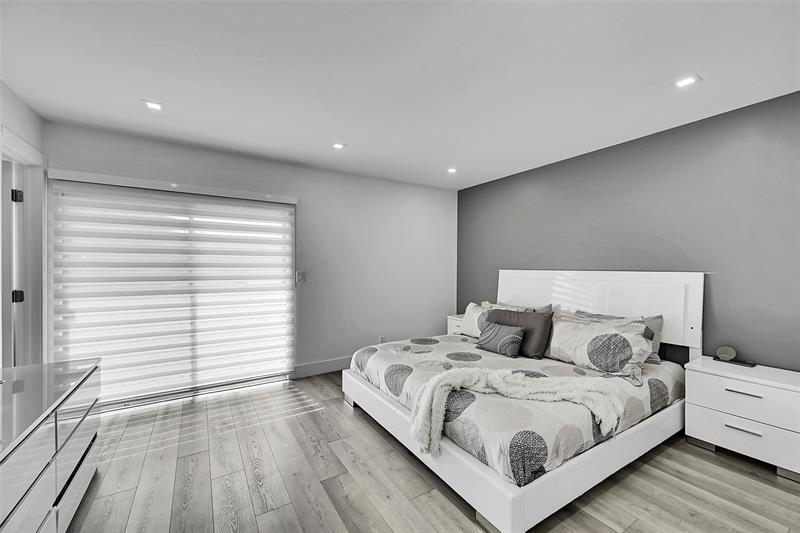 Image 20 of 35 For 9962 Royal Palm Blvd  9962