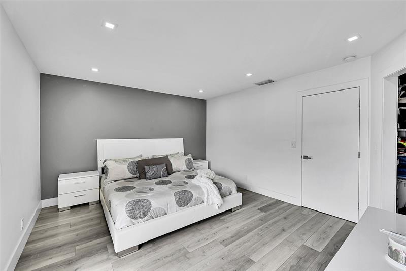 Image 24 of 35 For 9962 Royal Palm Blvd  9962