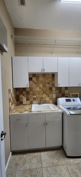 Image 18 of 39 For 21 Country Lake Cir