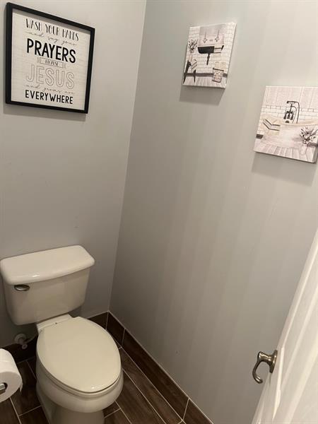 Image 27 of 39 For 21 Country Lake Cir