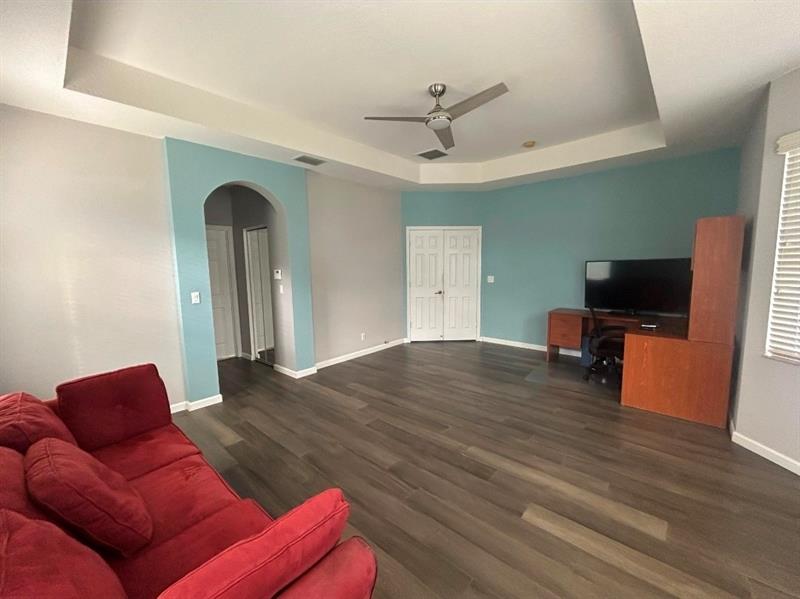 Image 28 of 39 For 21 Country Lake Cir