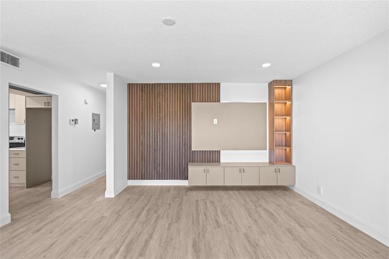 Image 7 of 27 For 204 Mansfield E  204