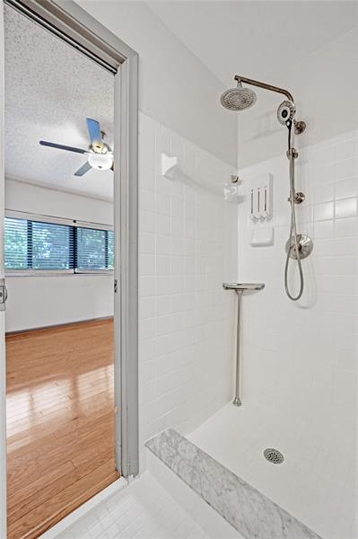 Image 18 of 31 For 3044 Oakland Forest Dr  2408