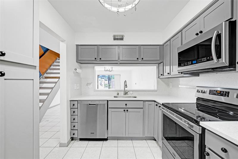 Image 7 of 31 For 3044 Oakland Forest Dr  2408