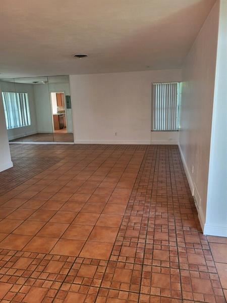 Image 3 of 23 For 15831 Palmetto Club Dr