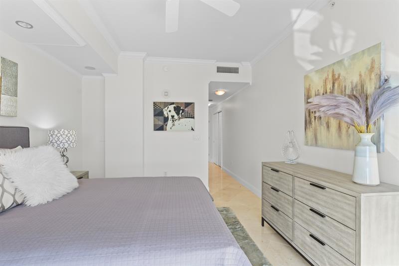 Image 50 of 97 For 1063 Hillsboro Mile  501