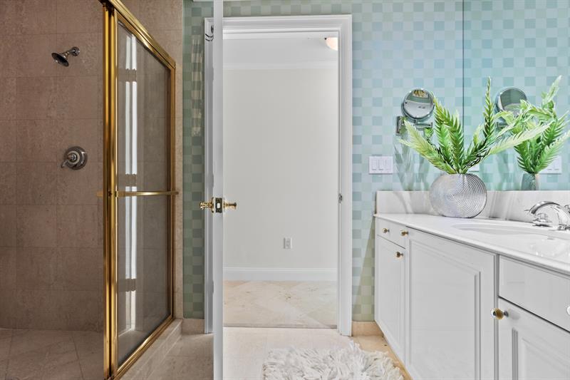 Image 57 of 97 For 1063 Hillsboro Mile  501