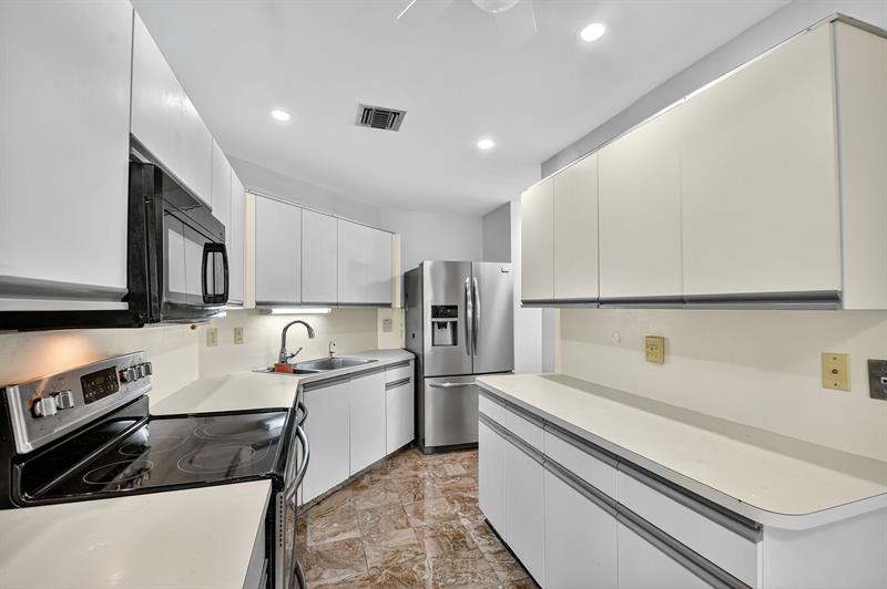 Image 16 of 99 For 6869 Fountains Cir  6869