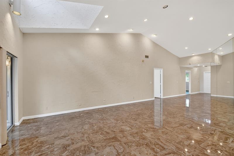 Image 20 of 99 For 6869 Fountains Cir  6869