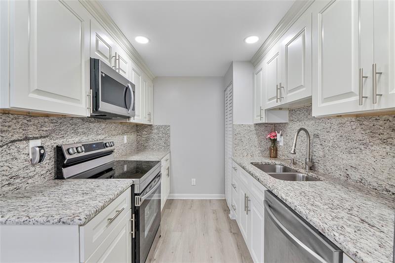 Image 3 of 14 For 1052 Harwood  1052