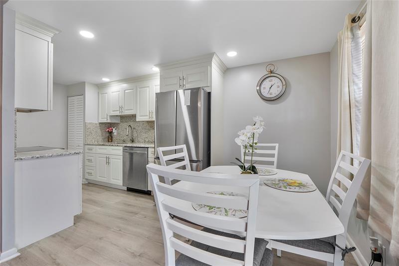 Image 4 of 14 For 1052 Harwood  1052