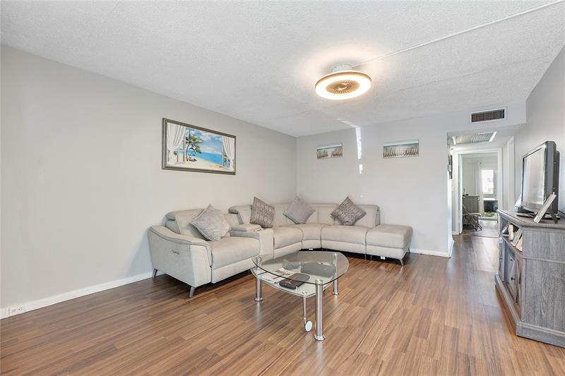 Image 5 of 14 For 1052 Harwood  1052