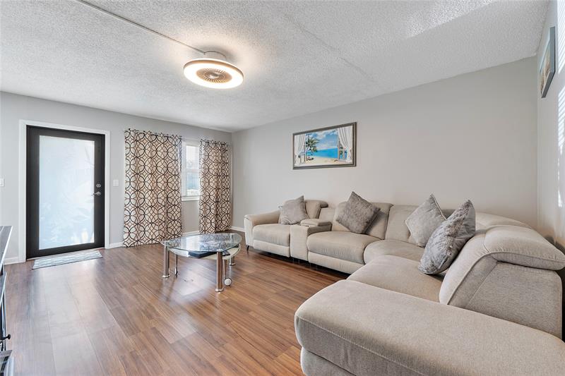 Image 6 of 14 For 1052 Harwood  1052