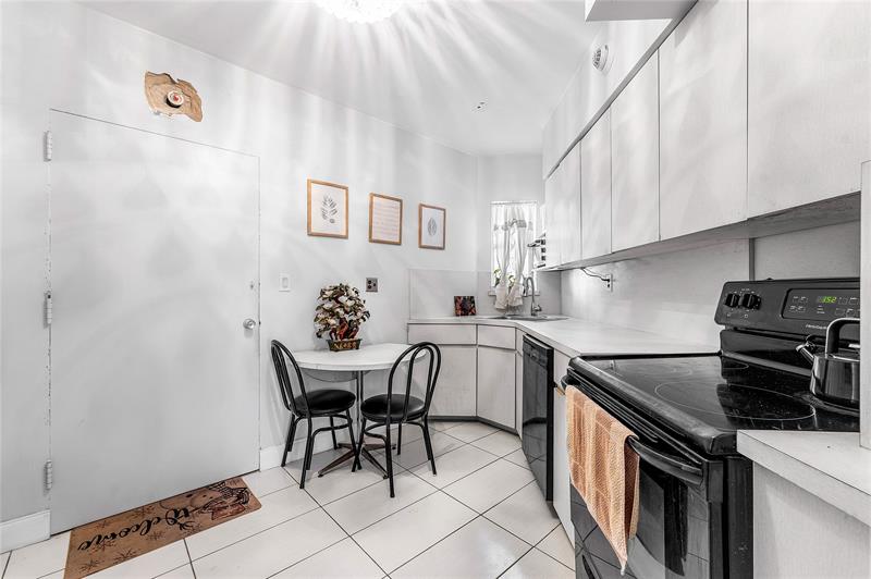 Image 21 of 57 For 1920 Ocean Dr  306