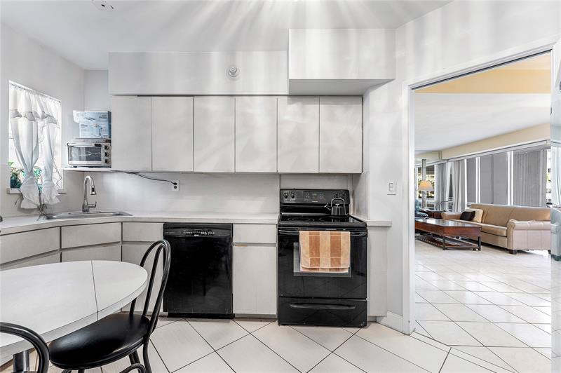 Image 22 of 57 For 1920 Ocean Dr  306