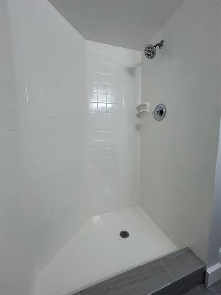 Image 10 of 23 For 211 Lake Pointe Dr  212