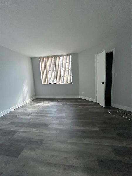 Image 11 of 23 For 211 Lake Pointe Dr  212