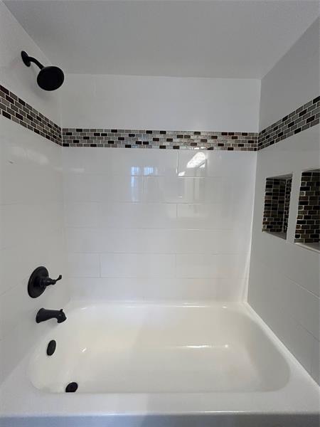 Image 14 of 23 For 211 Lake Pointe Dr  212