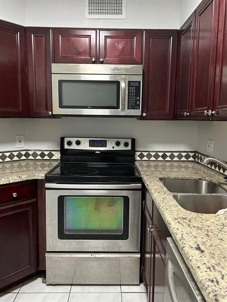 Image 3 of 23 For 211 Lake Pointe Dr  212