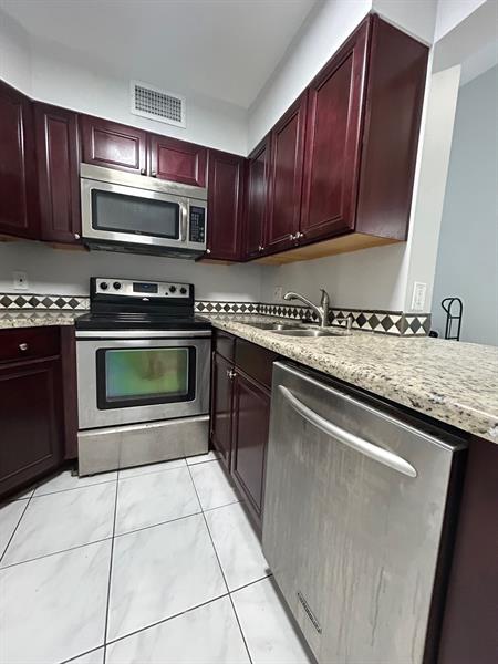 Image 4 of 23 For 211 Lake Pointe Dr  212