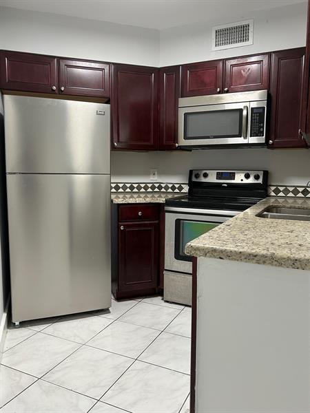 Image 5 of 23 For 211 Lake Pointe Dr  212