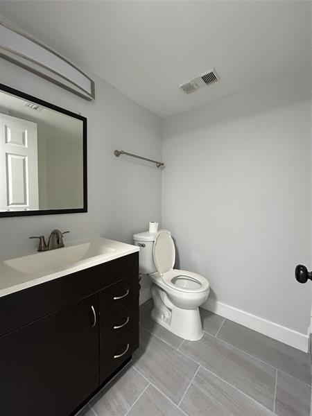 Image 9 of 23 For 211 Lake Pointe Dr  212