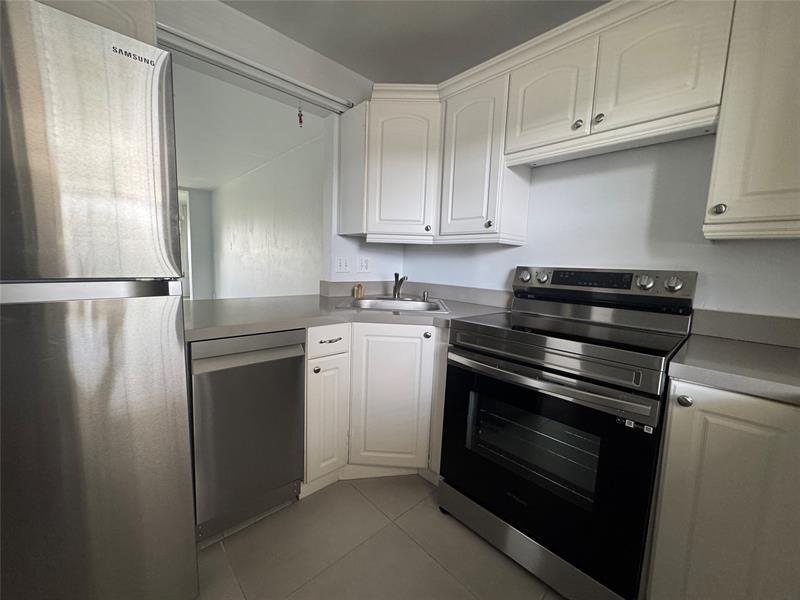 Image 4 of 32 For 9235a Lagoon Pl  310