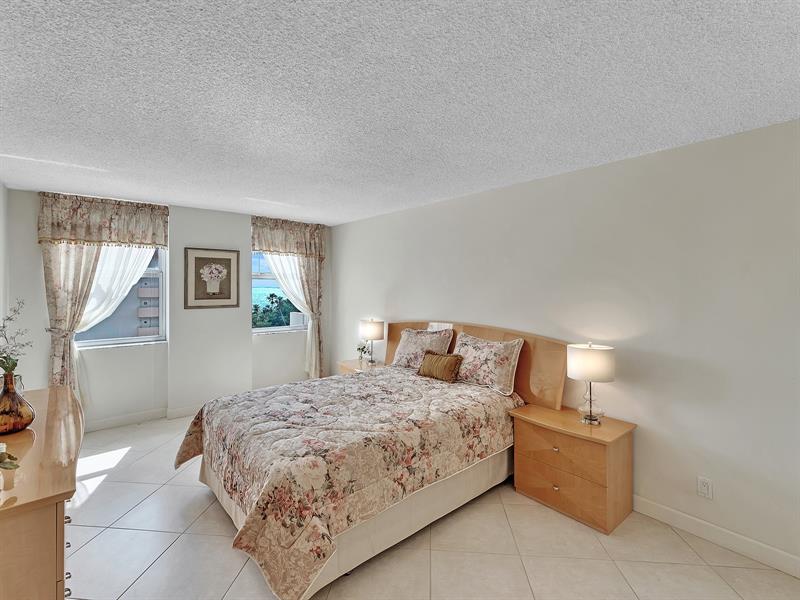 Image 23 of 48 For 1150 Hillsboro Mile  914