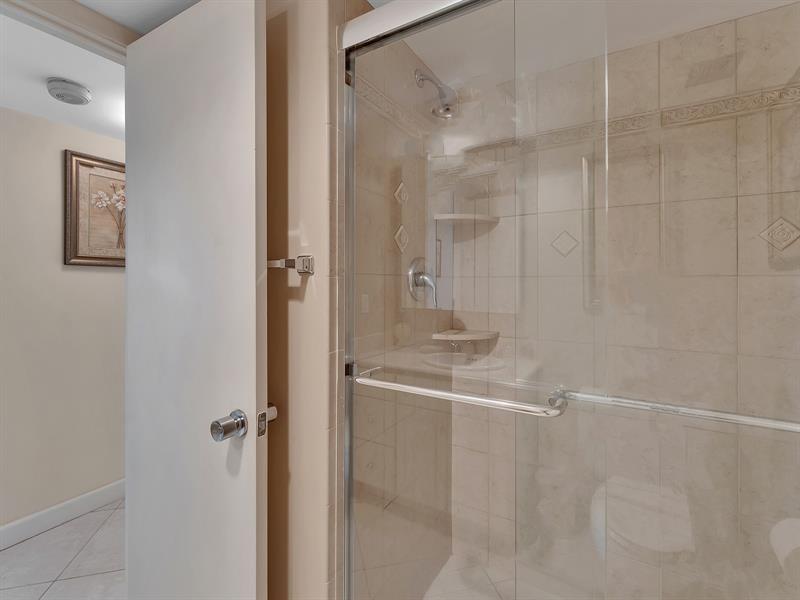 Image 28 of 48 For 1150 Hillsboro Mile  914