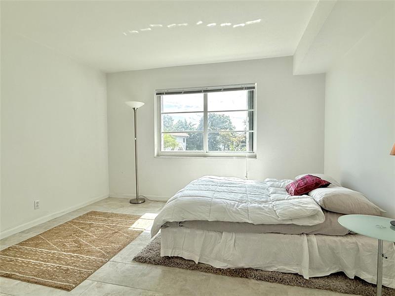 Image 17 of 27 For 669 Oakland Park Blvd  220b